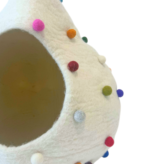 Katzenhöhle Filz – Handgefertigtes Katzenbett aus 100 % Schafwolle - Konfetti Flauschtropfen weiss