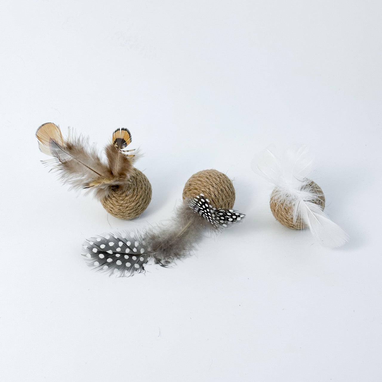 Premium Katzenspielzeug Bällchen mit Federn  2.5 cm - 5cm